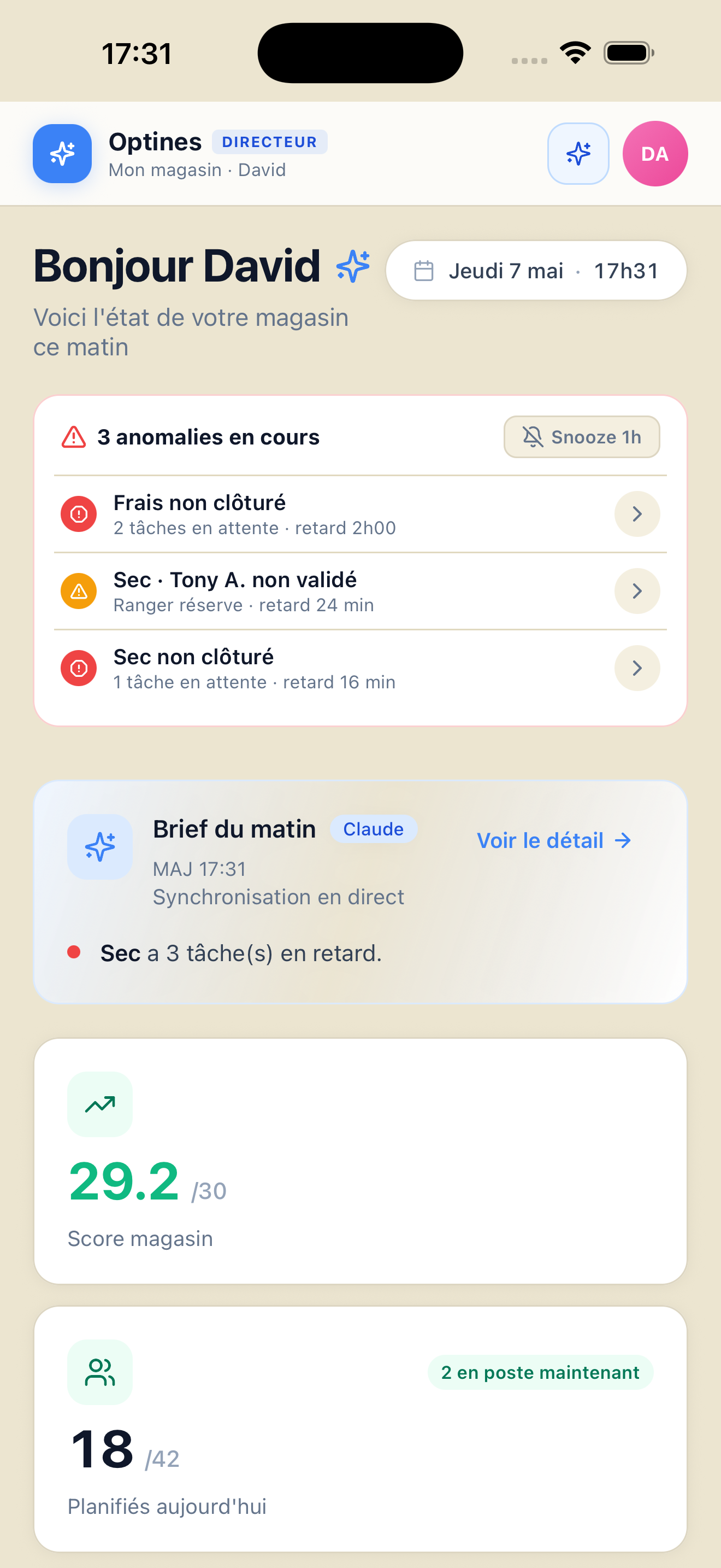Écran réel du tableau de bord directeur d'Optines : brief du matin généré par Claude, anomalies et score magasin