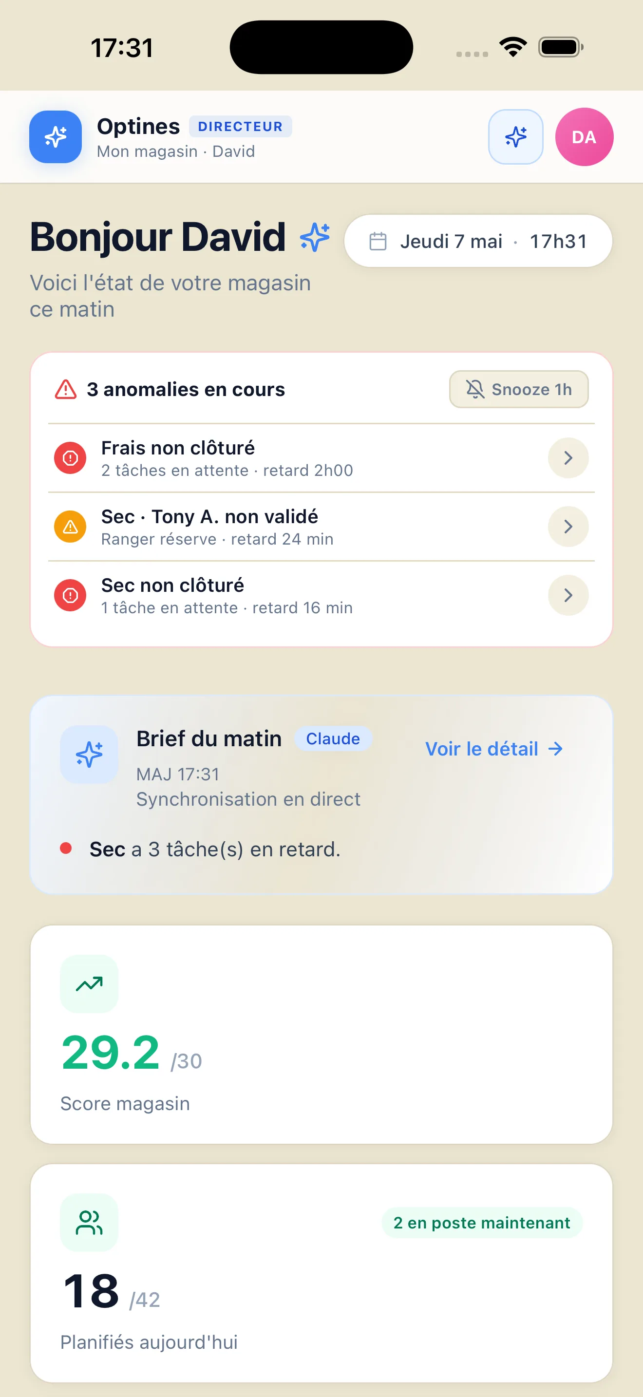 Écran réel du tableau de bord directeur d'Optines : brief du matin généré par Claude, anomalies et score magasin